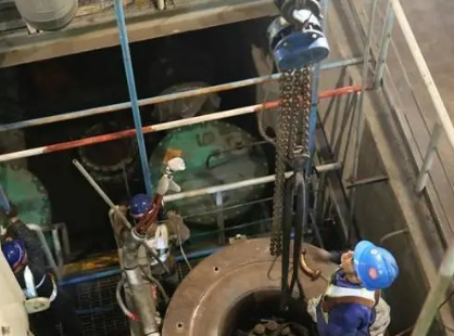 火力發電廠設備檢修凝結水泵起吊